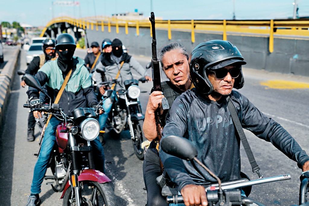 1月3日，委內瑞拉親政府民兵在瓜伊拉港巡邏。