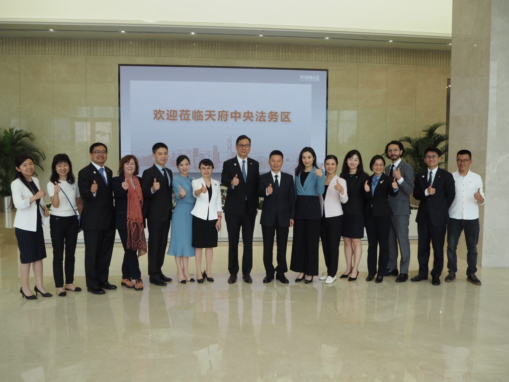 香港大律師10 人代團， 在成都訪問共3 日，重點之一是參觀天府中央法務區。