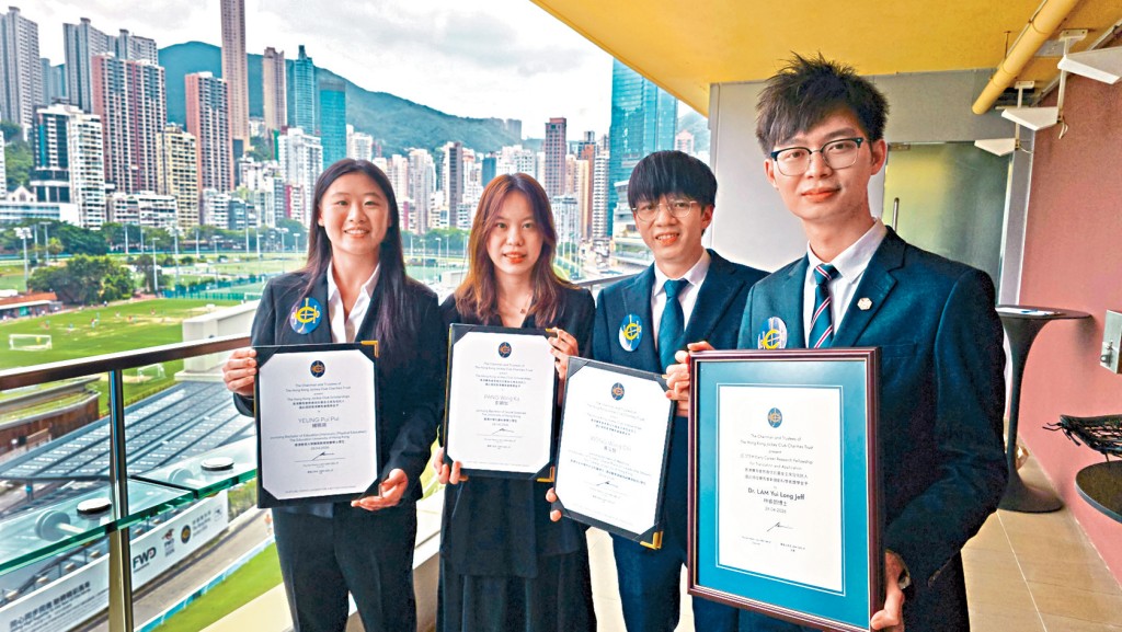 運動員學生楊珮珮（左起）與彭穎加，各自都把目標放在2028洛杉磯奧運會與殘奧會。旁為黃泓智與林睿朗。