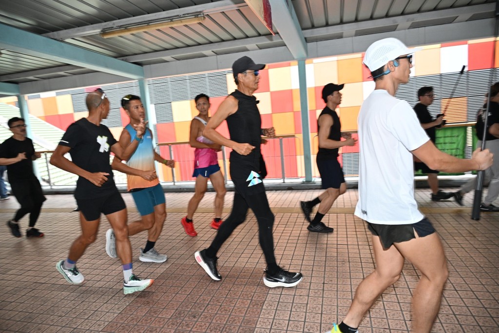 周潤發更在香港創先河，徒步跑了一整日戲院，一有空檔就安排到戲院見影迷。