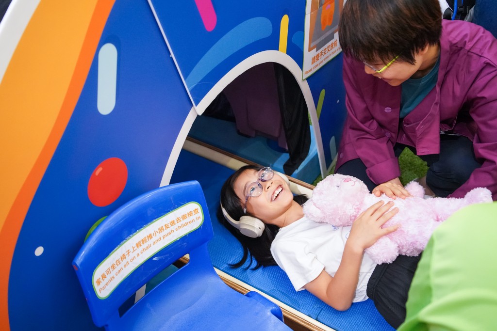 小朋友可试玩模拟磁力共振仪，亲身体验检查程序。（图片来源：智乐儿童游乐协会）