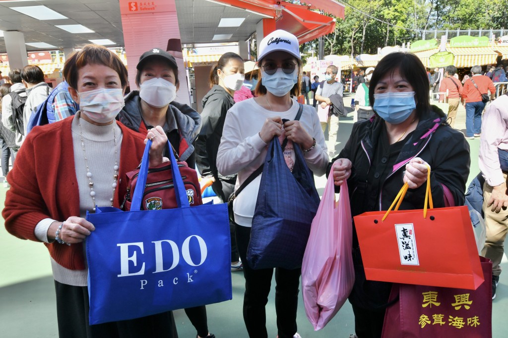 萬小姐一家打算花1000元購物。盧江球攝