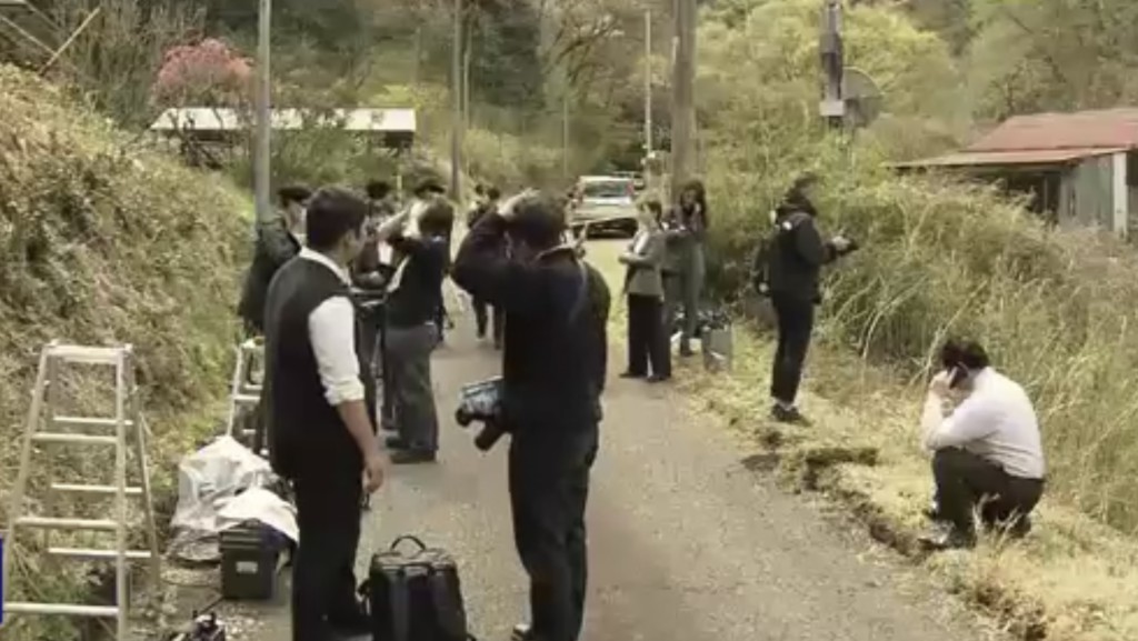 原本人跡罕至的深山有大批記者到場採訪。 NHK截圖