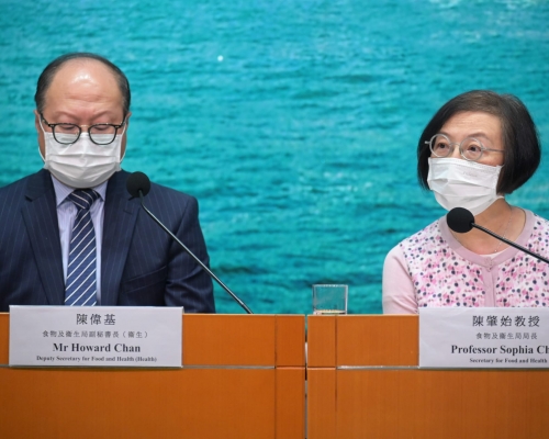 陳肇始(右)交代放寛社交限制等最新安排。