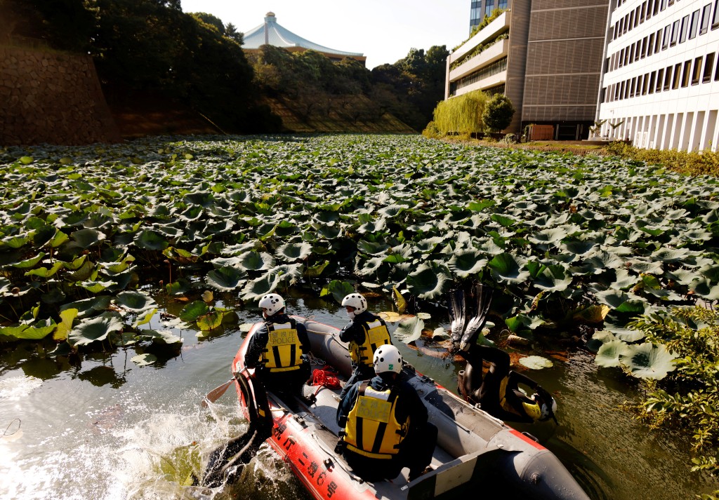 東京警察檢查日本武道館附近一個池塘。路透