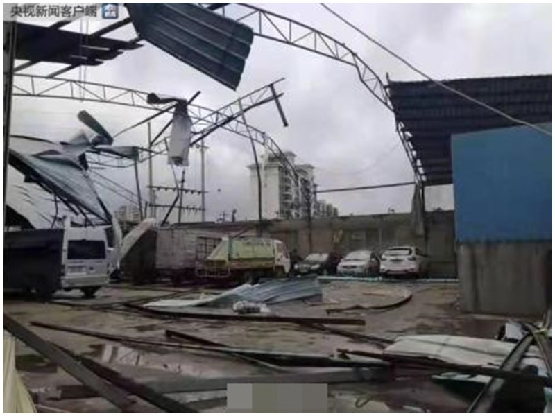 龍捲風凌晨襲海南，鐵皮房掀倒。網圖