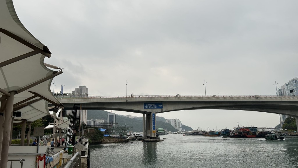 本港今日稍後驟雨增多，局部地區更有狂風雷暴。蔡楚輝攝