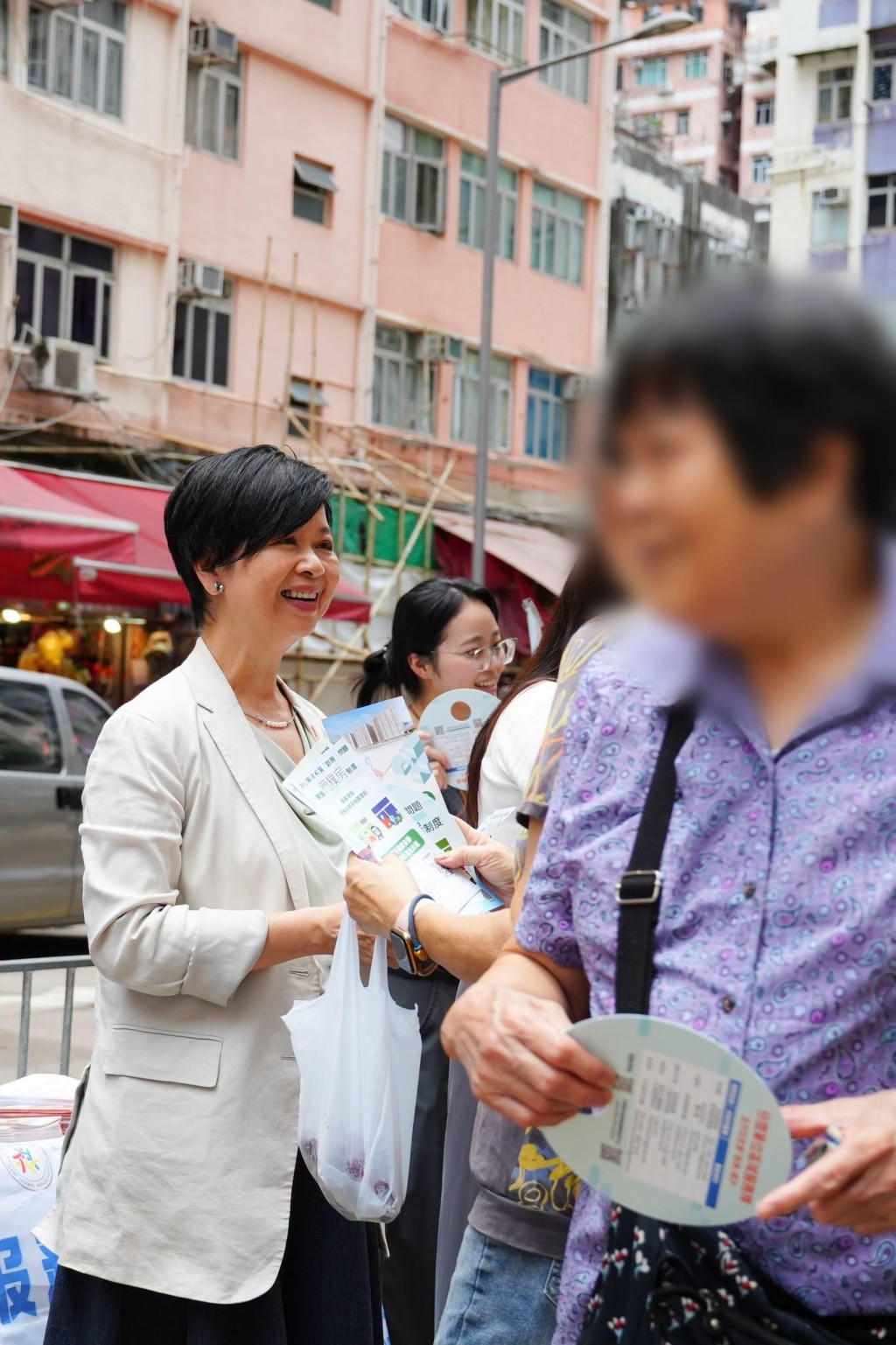 何永賢向街坊派發宣傳單張。何永賢fb 何永賢向街坊派發宣傳單張。何永賢fb