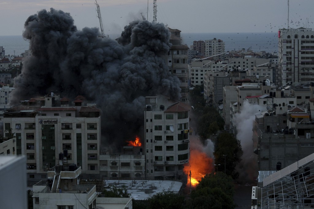 加沙地帶多楝樓宇遭到空襲。美聯社
