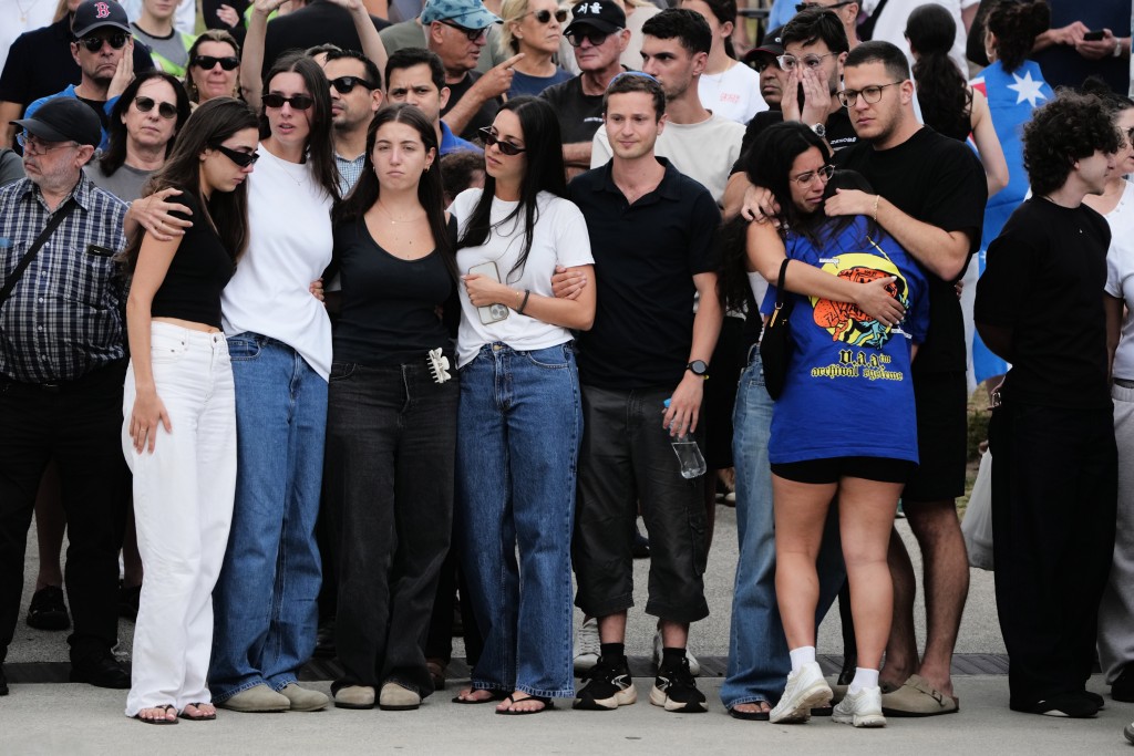 大批民眾到現場悼念在槍擊事件中的死傷者。美聯社 大批民眾到現場悼念在槍擊事件中的死傷者。美聯社