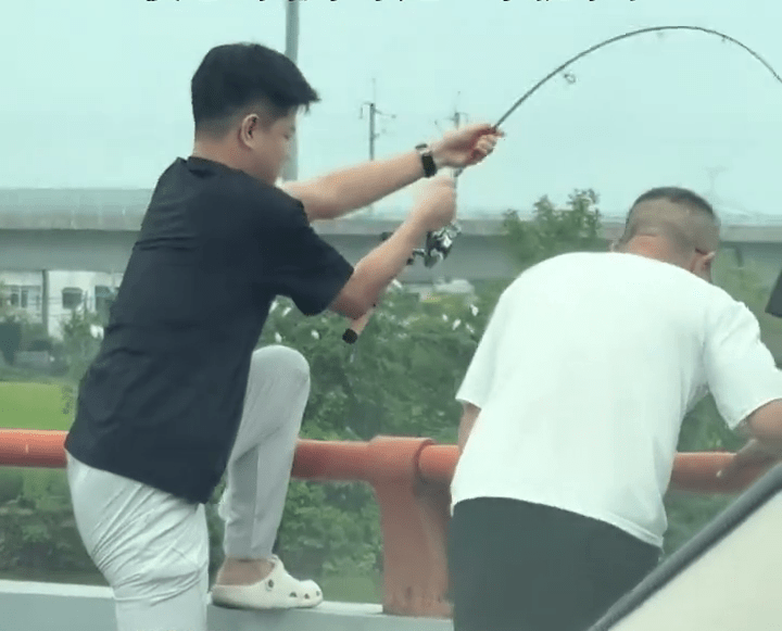 塞車塞出鬆弛感，車主落車釣魚。