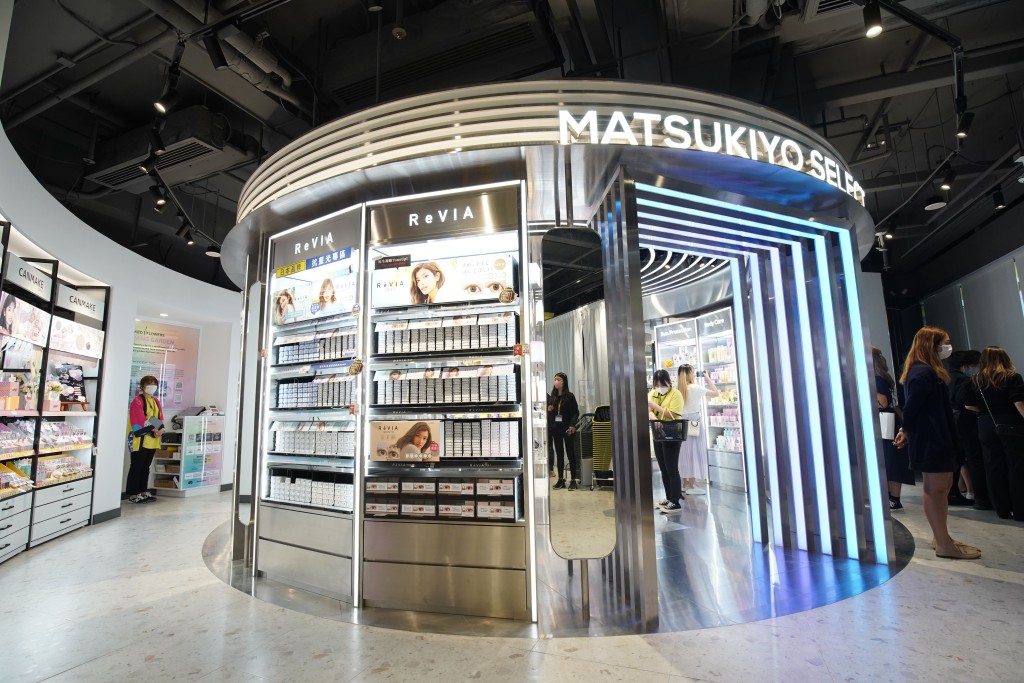 松本清在铜锣湾恒隆中心开设旗舰店，现时全港有19间分店，另有新店将在8月开幕。