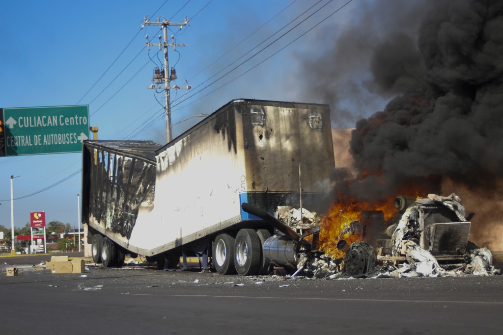 墨西哥毒梟「錫那羅亞集團」早前和當局爆發槍戰,有貨車爆炸。美聯社 墨西哥毒梟「錫那羅亞集團」早前和當局爆發槍戰,有貨車爆炸。美聯社