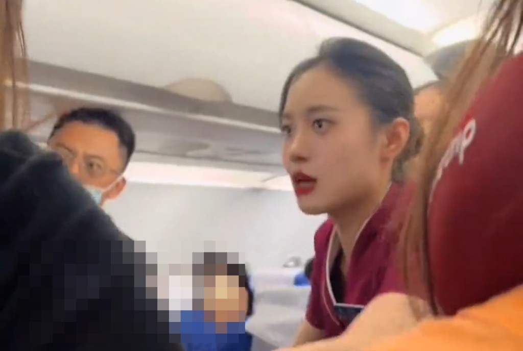 機航內的空姐不斷勸阻。大風新聞