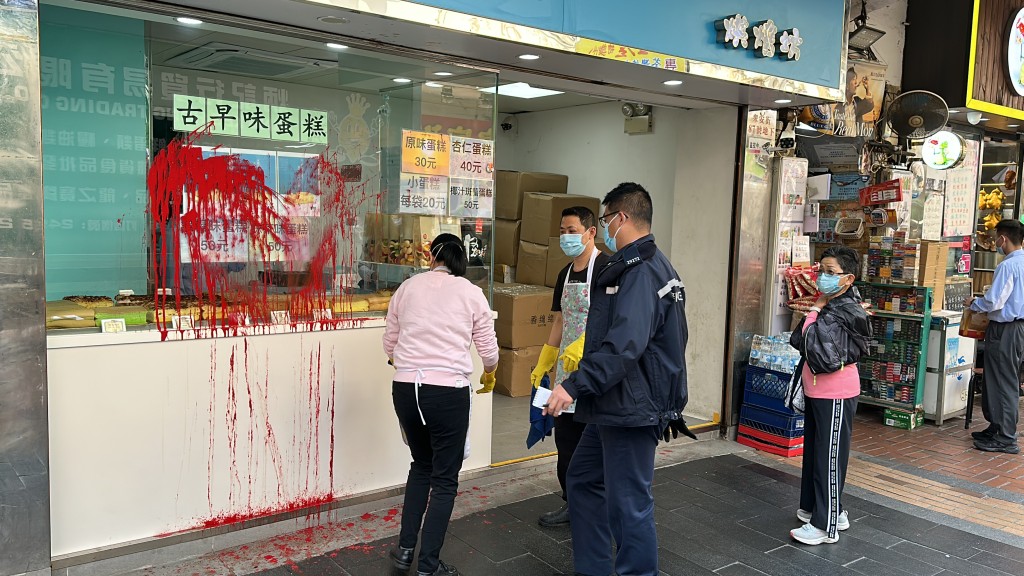 店员称对事发原因不知情，警方正追缉歹徒。刘汉权摄