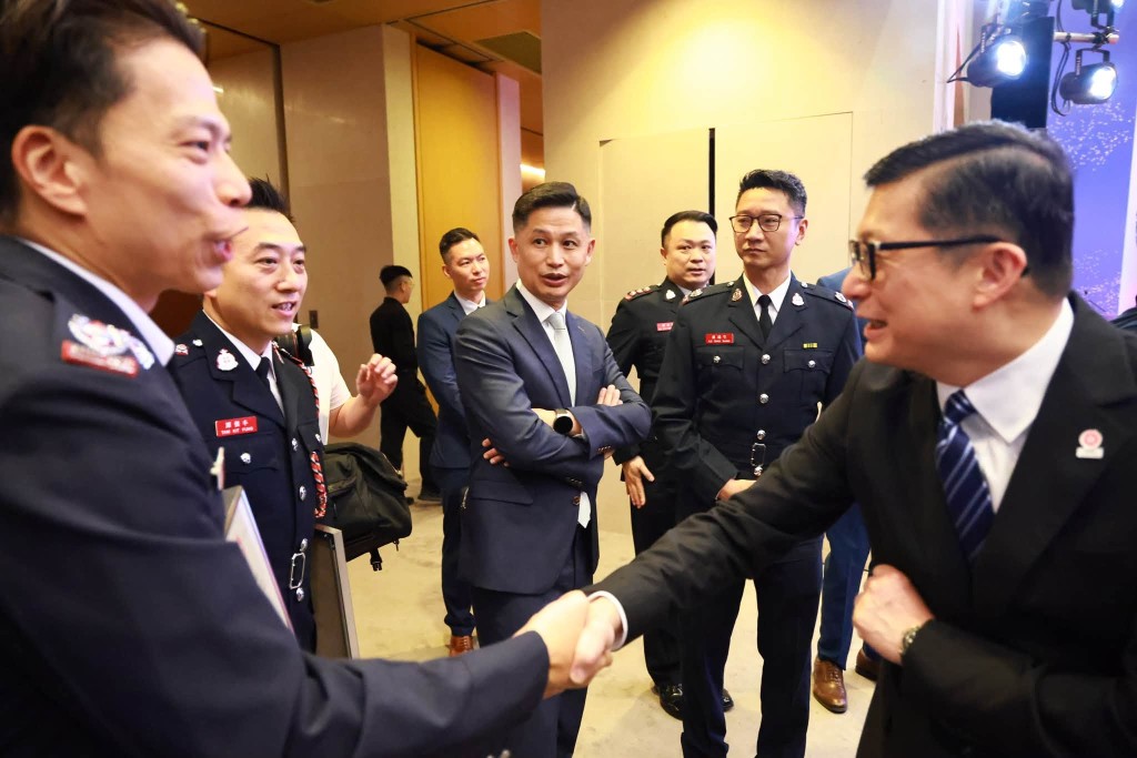 鄧炳強讚揚人員勇敢為民、有承擔、使命在心的專業精神。 鄧炳強讚揚人員勇敢為民、有承擔、使命在心的專業精神。