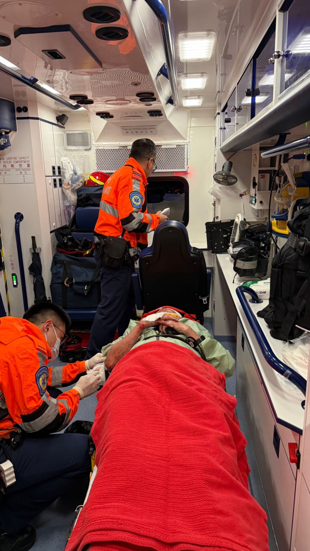 的士司機受傷被送往醫院救治。 的士司機受傷被送往醫院救治。