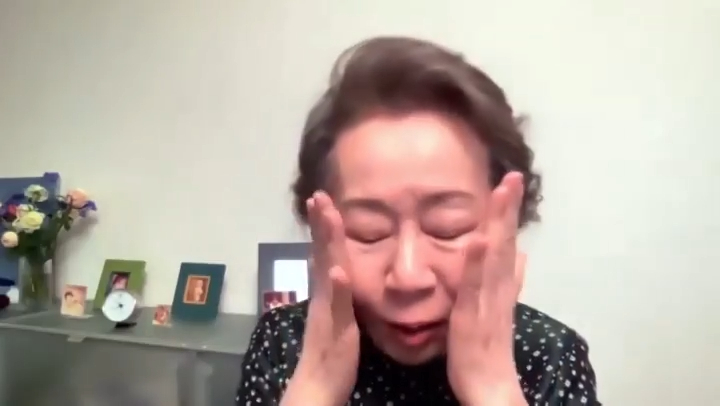 尹汝貞興奮得以雙手掩面。