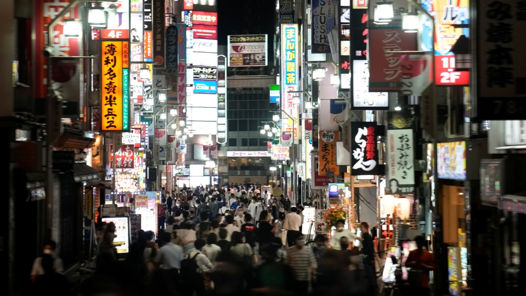 賣淫集團成員在街頭搭訕,介紹女生「出國賺錢」。 美聯社