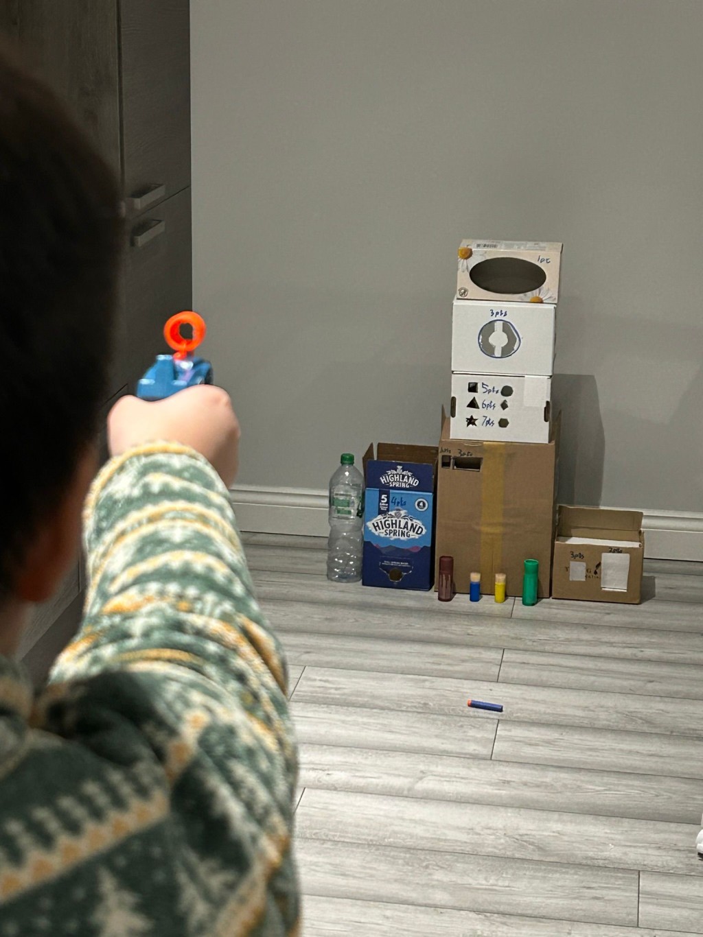 ■廖予生從小愛自製玩具,就算是自己口中形容的「青少年」而不再是小朋友,仍與媽媽一起用紙皮製作玩具。「現在多了打機,不是打桌球那些,很無聊,反而令自己的波退步。」(照片由受訪者提供) ■廖予生從小愛自製玩具,就算是自己口中形容的「青少年」而不再是小朋友,仍與媽媽一起用紙皮製作玩具。「現在多了打機,不是打桌球那些,很無聊,反而令自己的波退步。」(照片由受訪者提供)