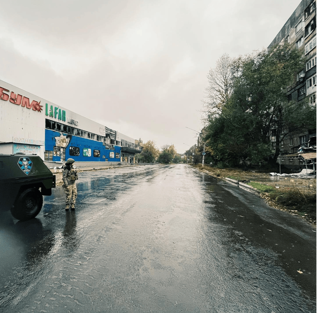 基辅市议会副议长米哈伊洛娃（Alina Mykhailova）去年12月贴出的照片中，出现贴上乌克兰武装部队“达芬奇狼”特种部队 ULF 医疗服务标志的鹰式装甲车。打卡位置是顿涅茨克州阿夫迪伊夫卡市（Avdiivka）。 alishamisha/instagram