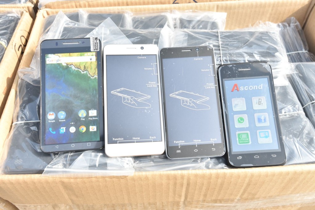 水警與海關反走私 檢1300萬元手機