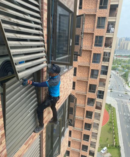 内地许多楼宇的设计被批不合理，要工人在高空冒险安装维修冷气机。