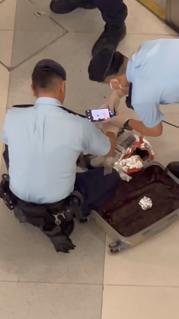 警方於元朗站截查一名非洲漢，並在其行李篋內檢獲近千萬元的可卡因。網上片段截圖