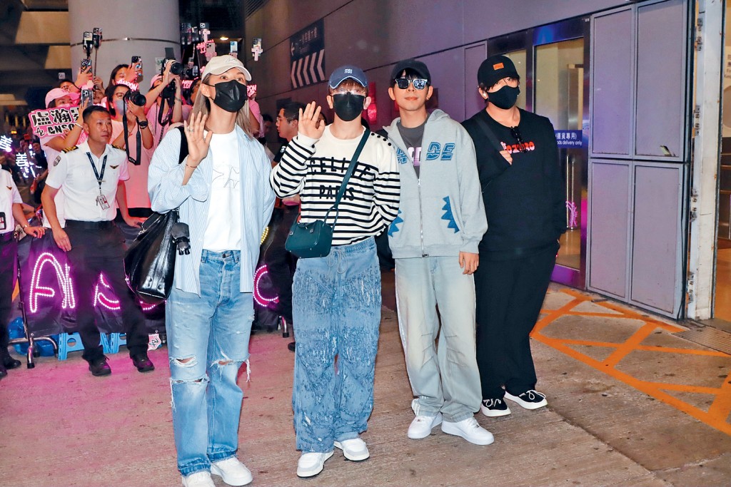 「士多啤梨」组成员（左起）Jeremy、Anson Lo、Edan及姜涛前晚返港，获大批粉丝热闹接机。
