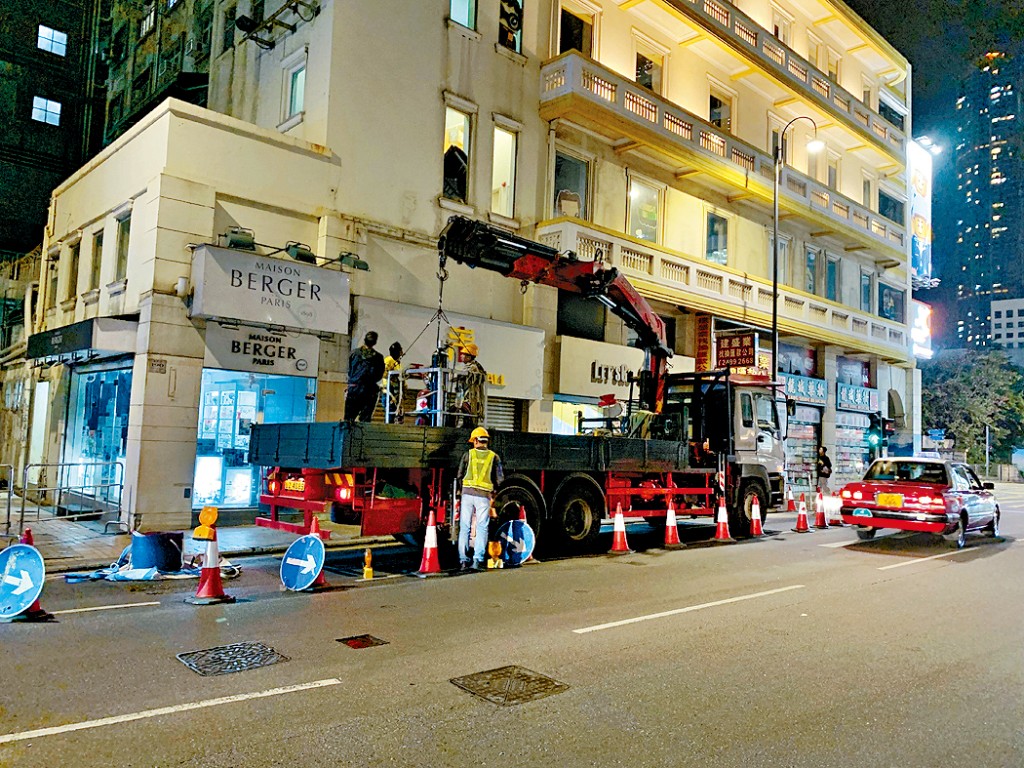 彌敦道戰前洋樓有石製窗簷鬆脫，屋宇署安排承建商拆除。