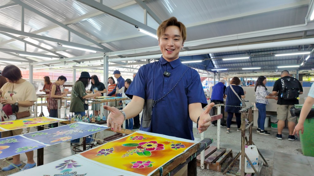 峇迪蠟染手作體驗，在工坊導師帶領下，團員從繪蠟、上色到定色全程親手參與。