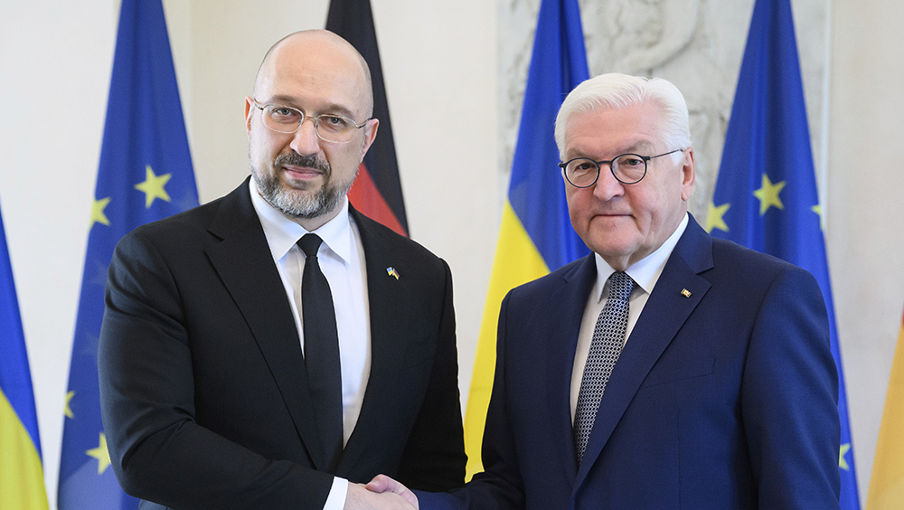 德國總統施泰因邁爾（右）歡迎烏克蘭總理什米哈爾在德國柏林貝爾維尤宮舉行會談。AP