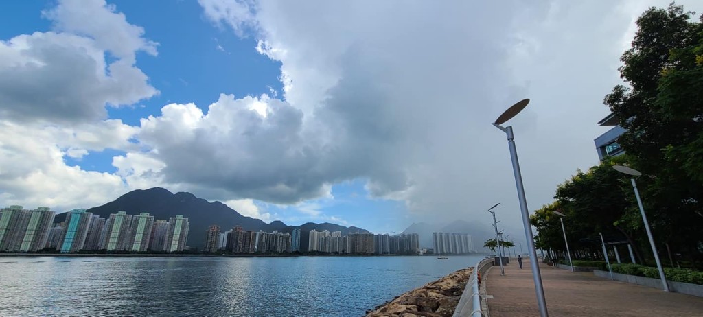 大埔上空出現雨瀑。群組「社區天氣觀測計劃CWOS」網民Kamny Tang圖片