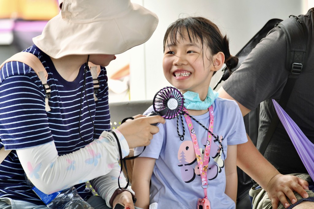 天文台預料明日(24日)天氣仍然酷熱,市區最高達34°C。資料圖片 天文台預料明日(24日)天氣仍然酷熱,市區最高達34°C。資料圖片