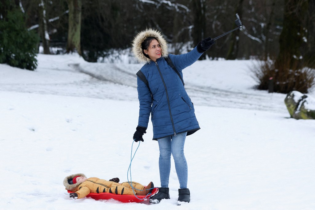 “戈雷蒂”风暴为英国西米德兰兹郡带来强烈降雪和暴雨。 路透社