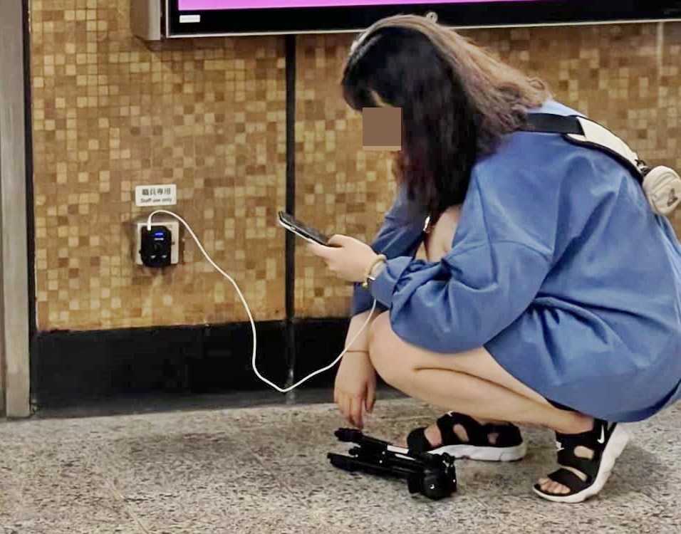 長髮女子早前被發現蹲在港鐵站內懷疑使用「職員專用」的電掣替手機叉電。網上截圖