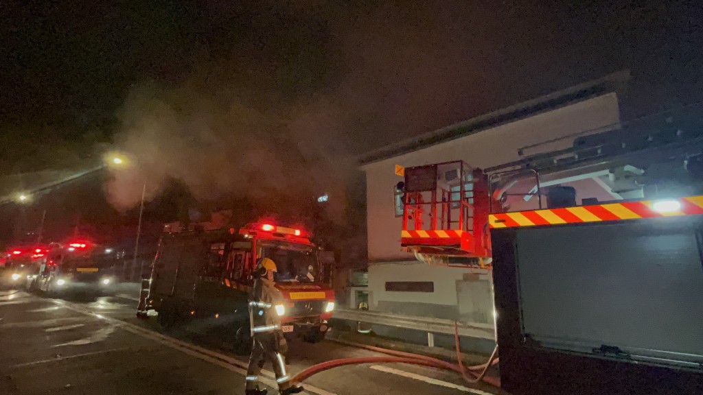 現場煙霧瀰漫。曾志恒攝