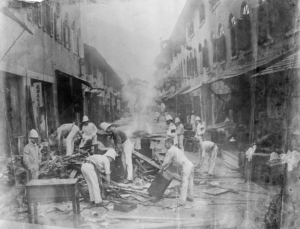 1894年鼠疫，部隊把患者物品燒毀。 （維基百科圖片)