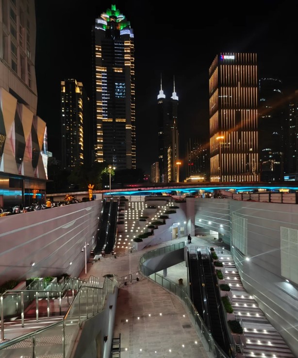 有內地網民分享，在新設的車站中，東門站的地面部分被打造成一個獨特的下沉式廣場，該廣場直達「深南東路兆鑫匯金廣場」。