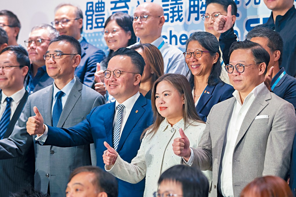 圖中嘉賓於全港首個「體育爭議解決先導計劃」啟動儀式上，展現對計劃的全力支持。