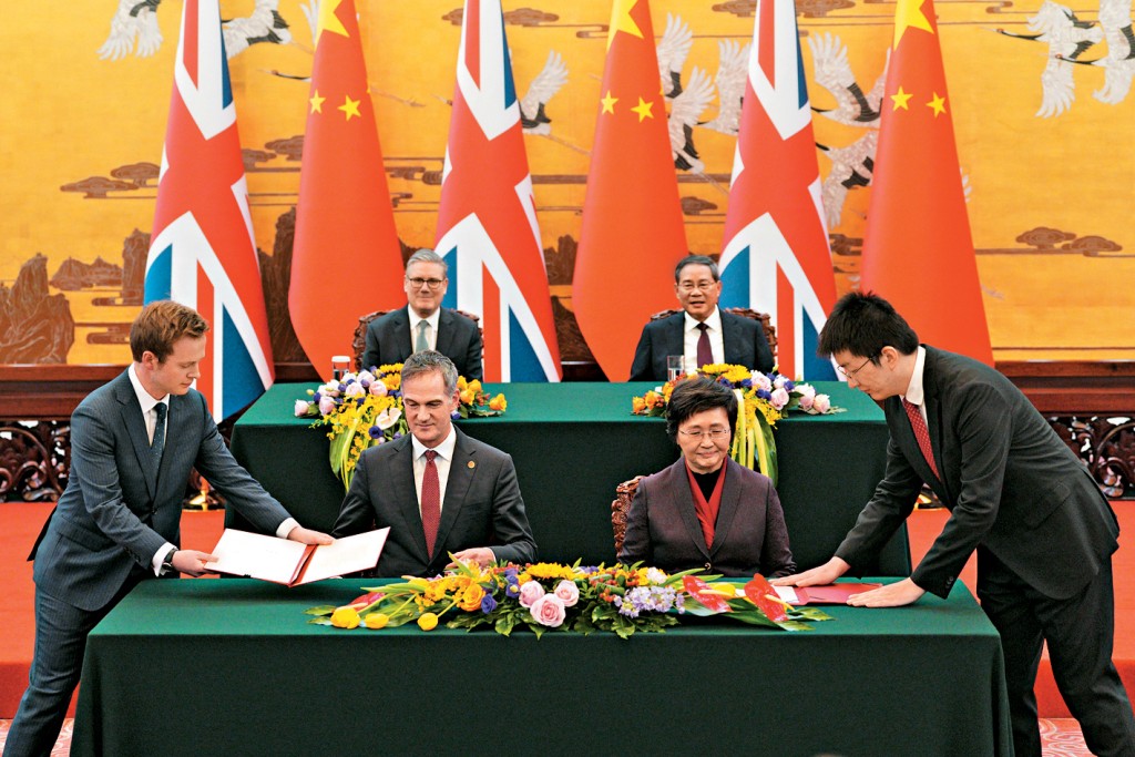 施紀賢與中國總理李強共同見證簽署多項合作文件。