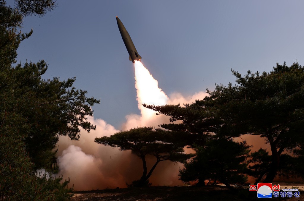 北韓周四發射10多枚彈道導彈，射程涵蓋南韓首爾及多個主要基地。圖為北韓早前發射一枚戰術彈道導彈。路透社