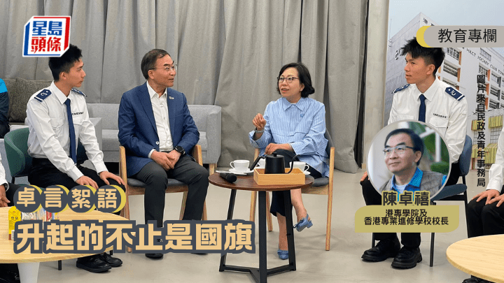 国旗护卫队的同学围成一圈，与民青局麦美娟局长交流，大家七嘴八舌地分享着日常训练的甜苦。（图片来自民政及青年事务局）