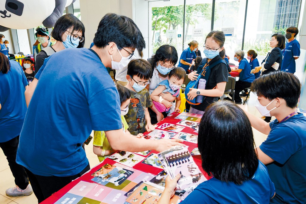 小朋友透過攤位遊戲學習保育知識。