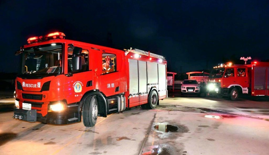 多辆消防救援车出动救灾。新华社