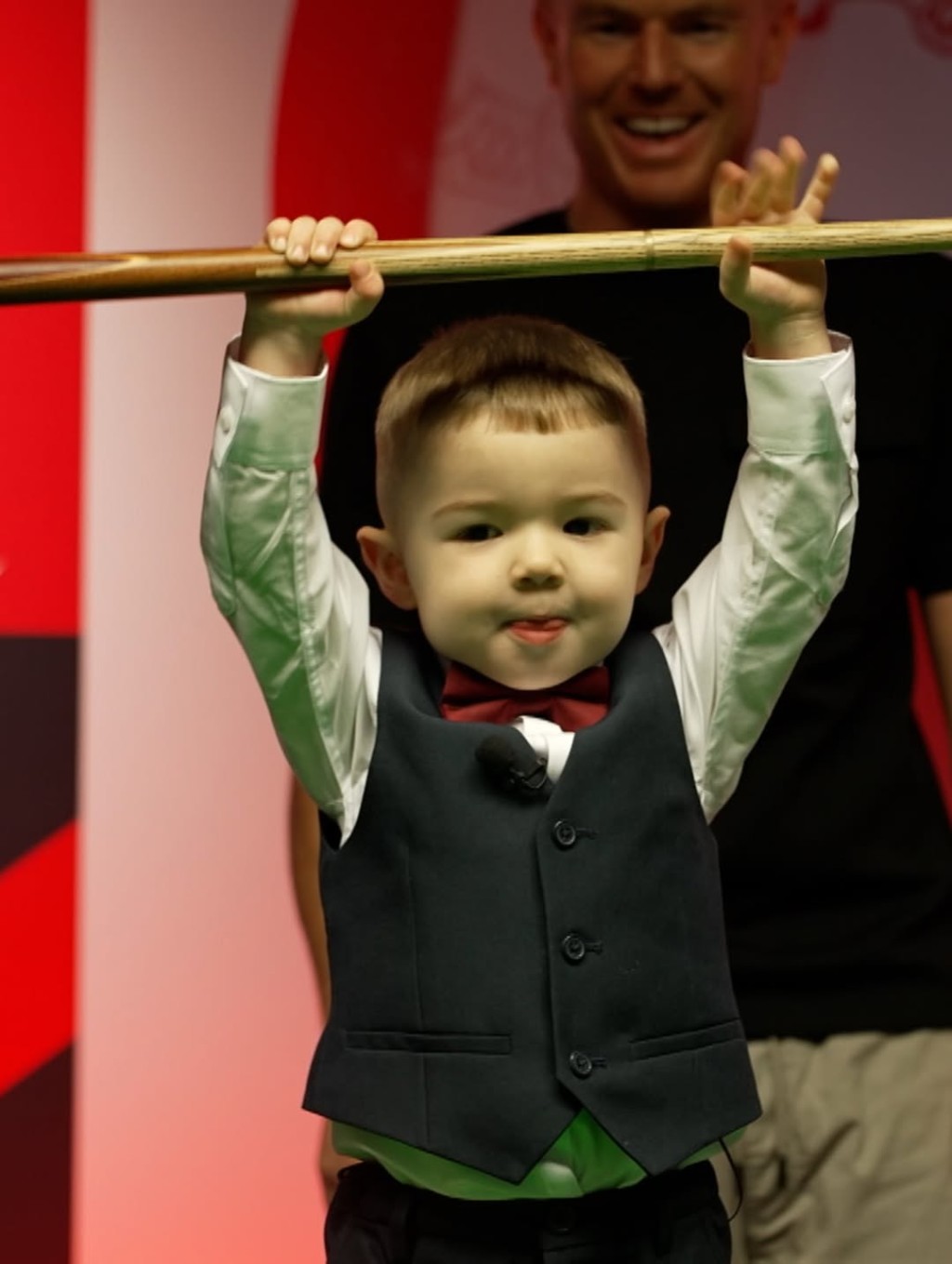 2歲的祖德・奧雲斯（Jude Owens）成功刷新兩項英式桌球的健力士世界紀錄。IG@judey147