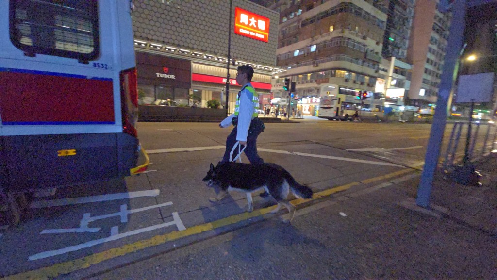 緝毒犬奉召到場協助調查。
