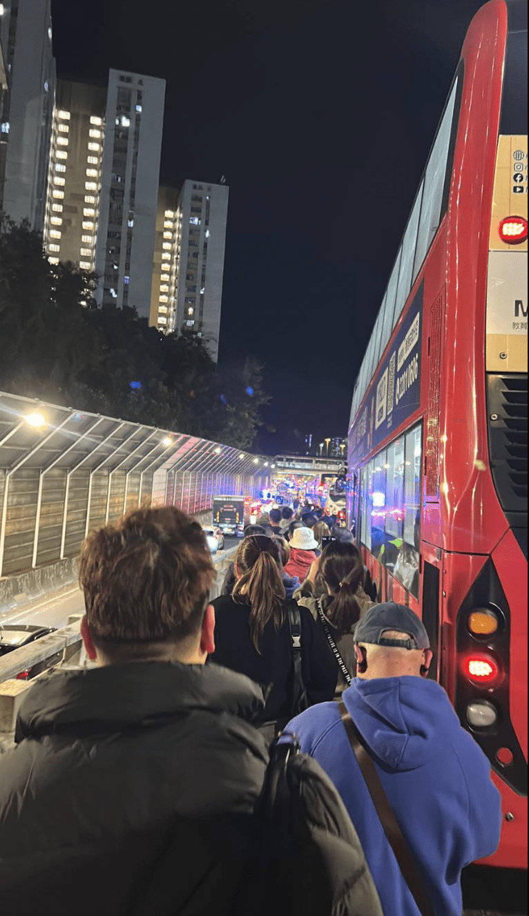 市民无奈下车步行回家。fb@香港公共交通智库