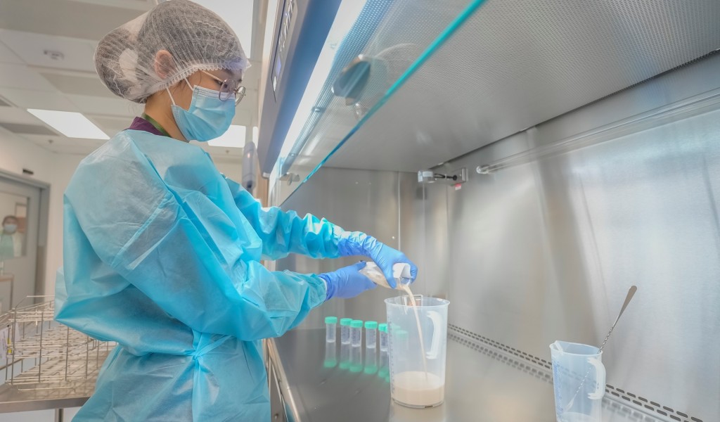 香港母乳庫嚴格會確保收集的母乳，品質和安全，才會予嬰兒食用。政府新聞處