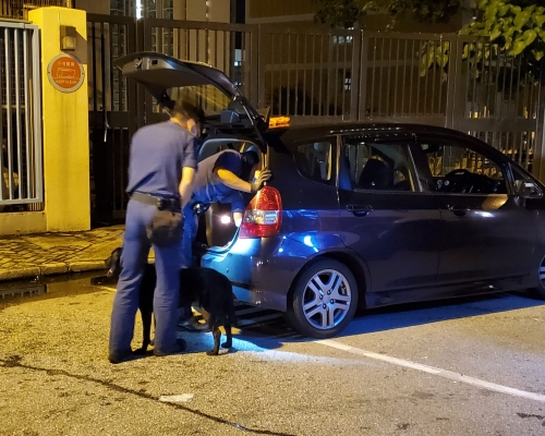 警方召緝毒犬到場搜車。